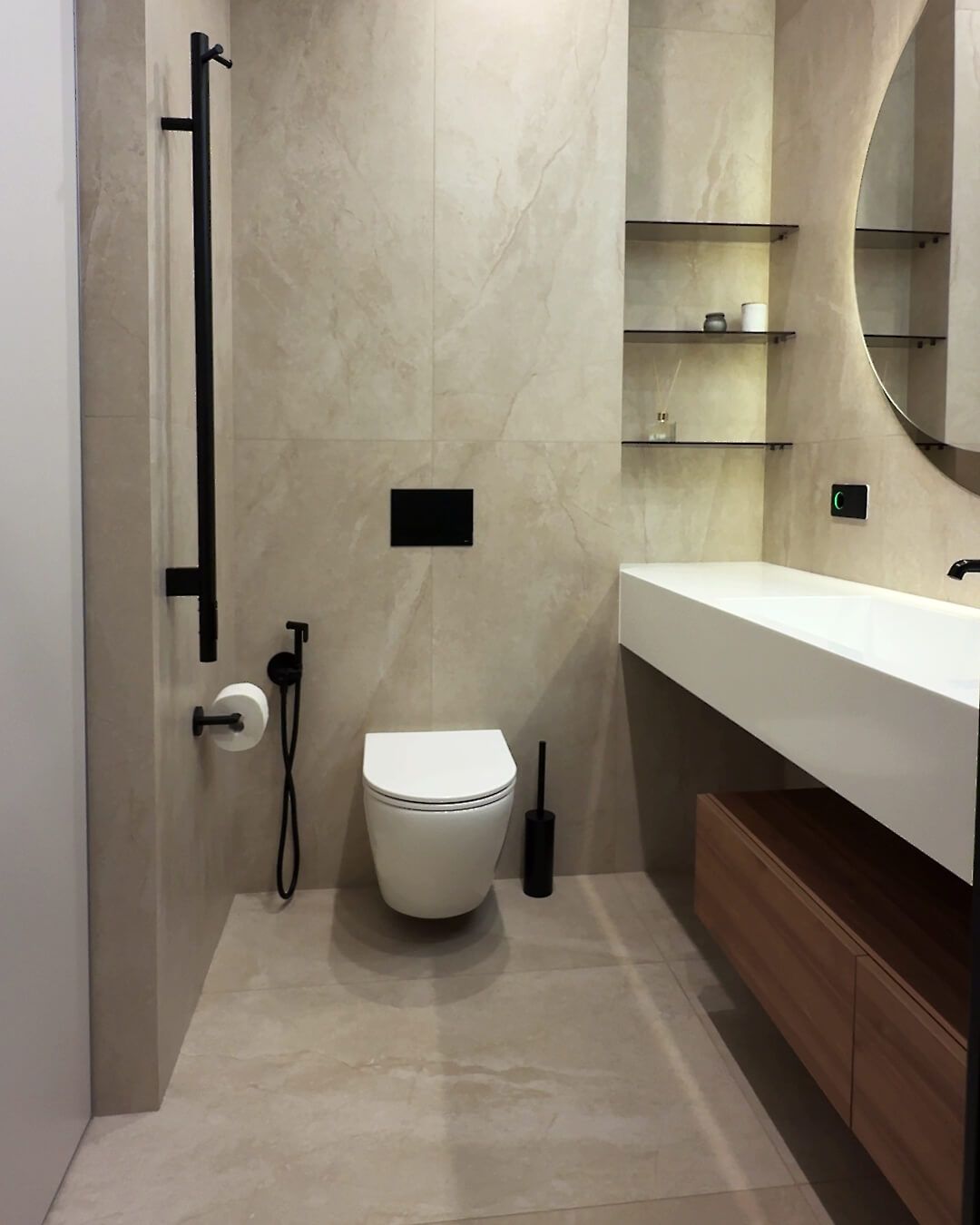 Санвузол з плиткою великого формату, чорною сантехнікою і рушникосушаркою і нишою зі скляними поличками