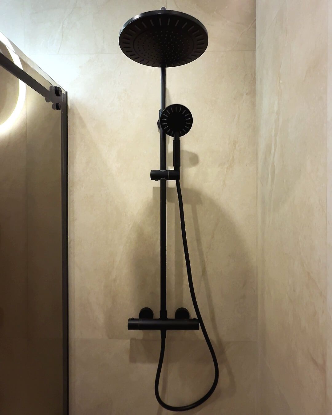 Душова з чорним змішувачем прихованого монтажу і бежевою плиткою