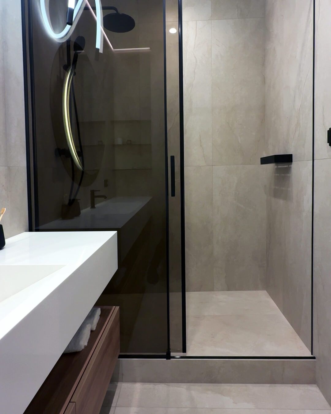 Душова на всю ширину санвузла зі скляною перегодкою, чорним змішувачем