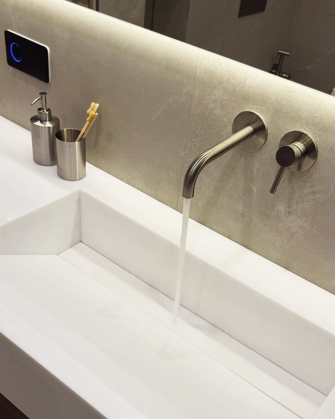 Санвузол із бежевою плиткою, білою шафою над підвисним унітазом, дзеркальною нишею із поличками, дерев'яною тумбою під білим умивальником