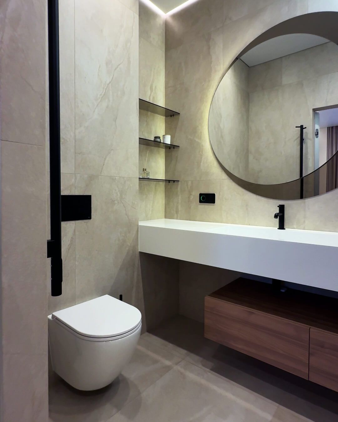 Санвузол з великоформатною плиткою, круглим дзеркалом із підсвіткою і білим литим умивальником