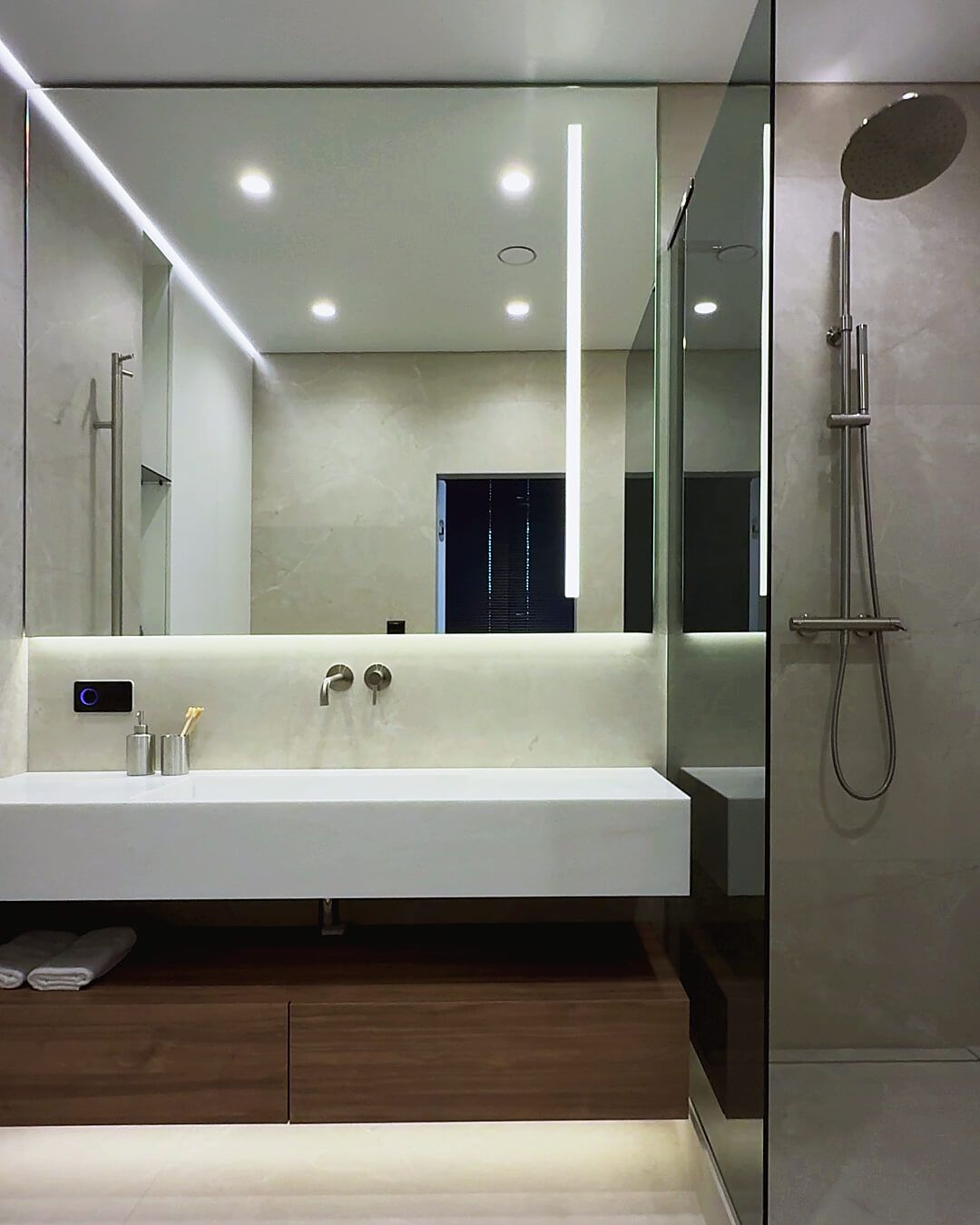 Ванна кімната з білим литим умивальником, змішувачами прихованого монтажу під золото