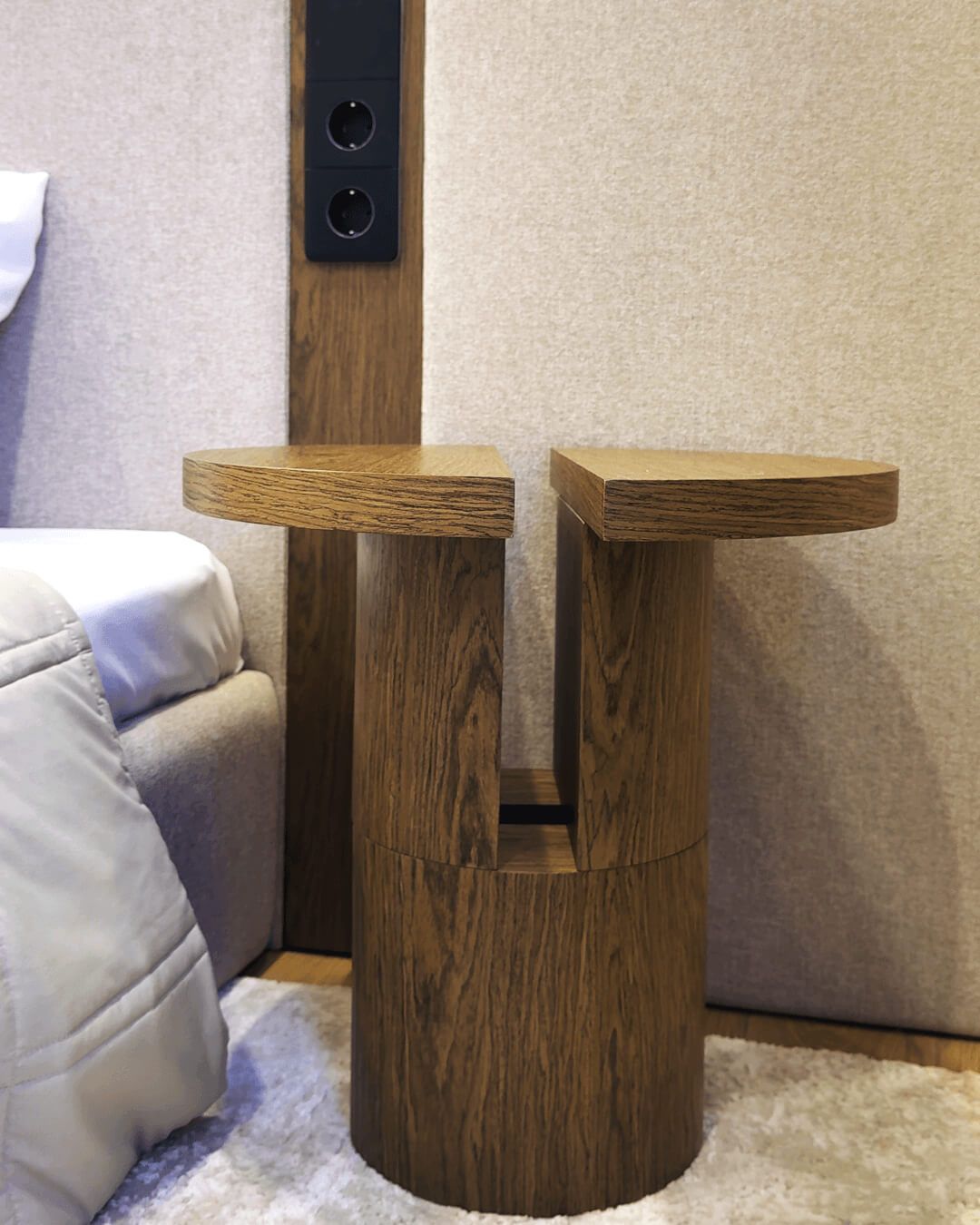 Приліжковий столик під дерево, стінова панель з текстильною оббивкою та вставкою зі шпонованого МДФ з вбудованими розетками