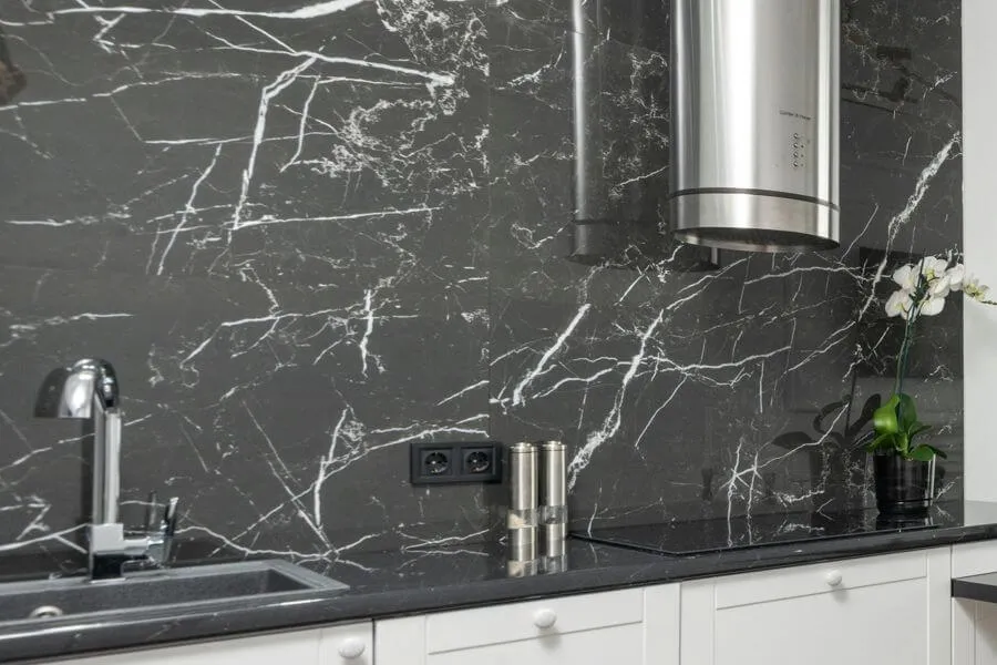Кухонний фартух з великоформатного керамограніту під чорний мармур