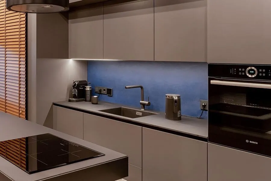 Матовий кухонний фартух синього кольору (колір індиго) з інтегрованим LED-підсвічуванням