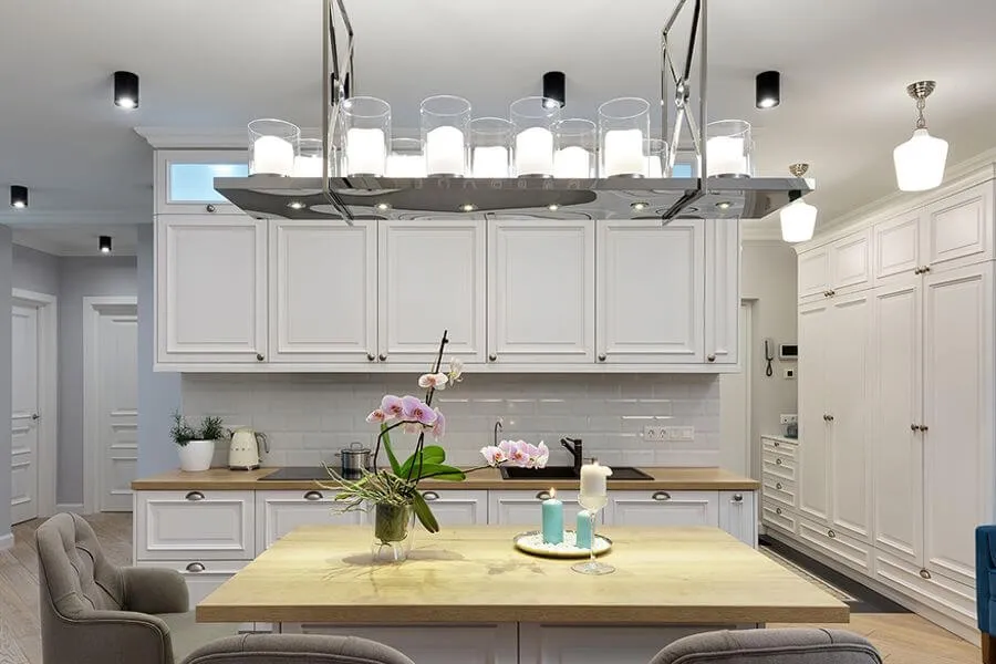 Кухня у сучасній класиці з дерев’яним островом і м’яким багаторівневим освітленням