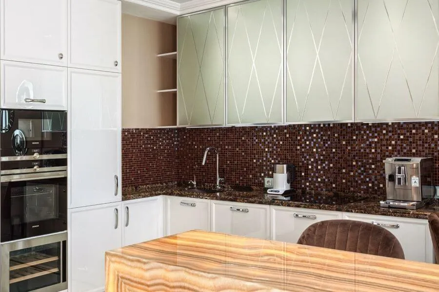 Глянцева скляна мозаїка бордово-мідного відтінку на стіні сучасної кухні