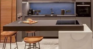 Стільниця коричневого кольору на кухонному острові і робочій зоні в проєкті в ЖК Чікаго (Київ)