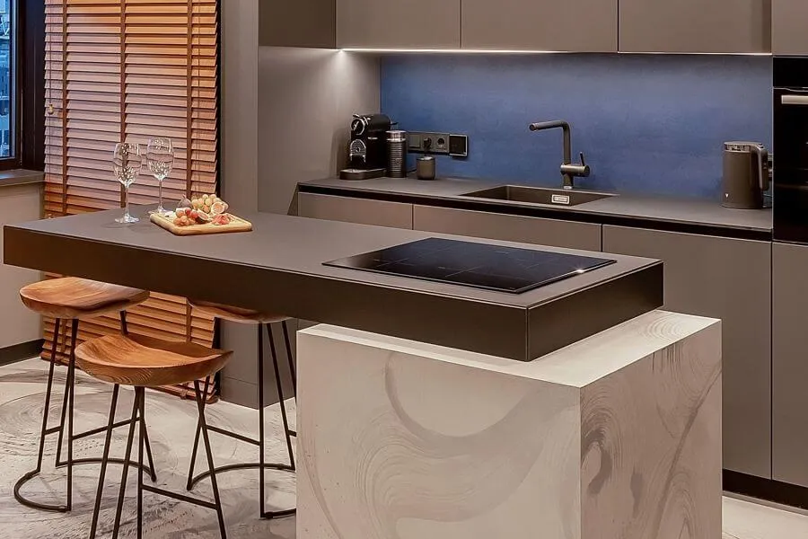 Сучасна кухонна стільниця темно-коричневого кольору в реалізованому проєкті ЖК Чікаго (Київ)