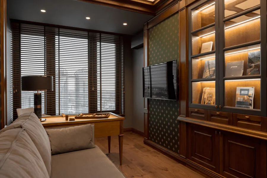 Кабінет у британському стилі з дубовим паркетом, дерев'яними меблями та елиітними шпалерами