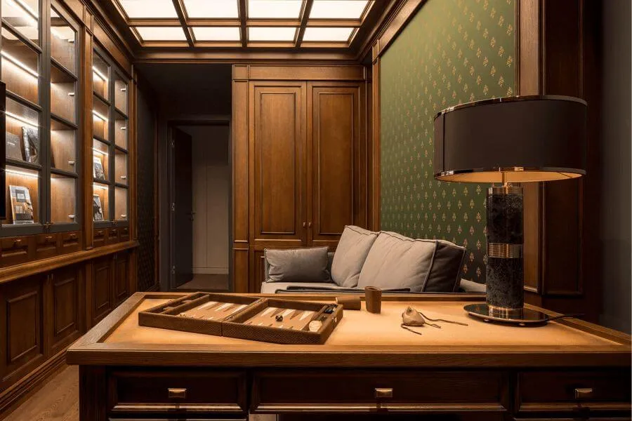 Кабінет у британському стилі з дубовим паркетом, дерев'яними меблями та елиітними шпалерами