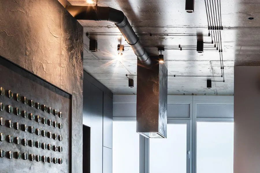 Темна матова острівна витяжка прямокутної форми над кухонним островом