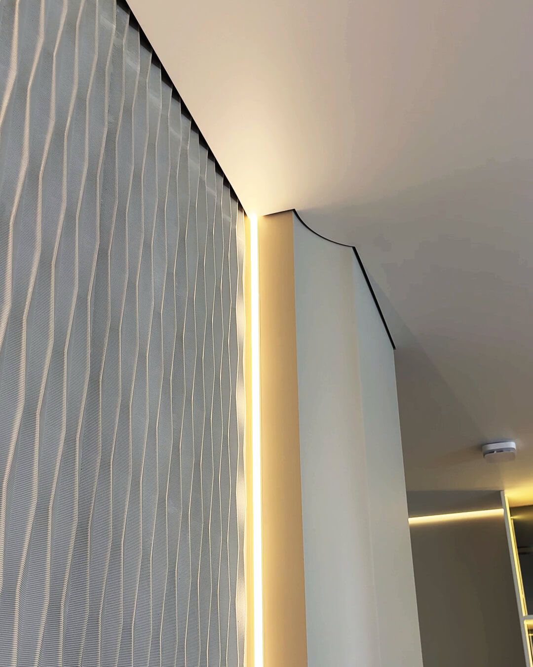 Деталь декоративного оздоблення, якісне примикання стелі до стіни з спеціальним радіусним профілем