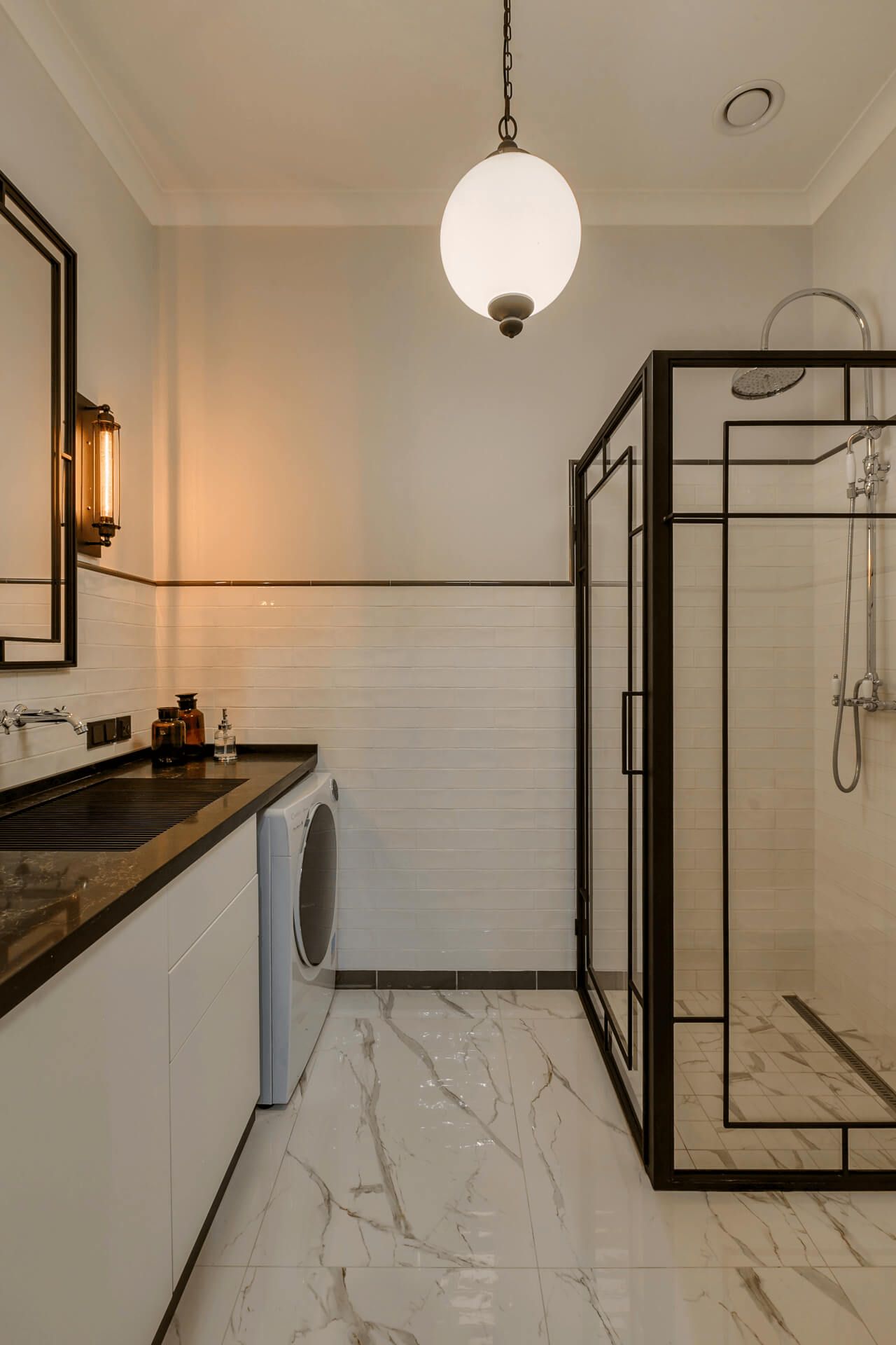 Біла ванна кімната з душовою кабіною та чорною столешнею — класичний стиль, Київ