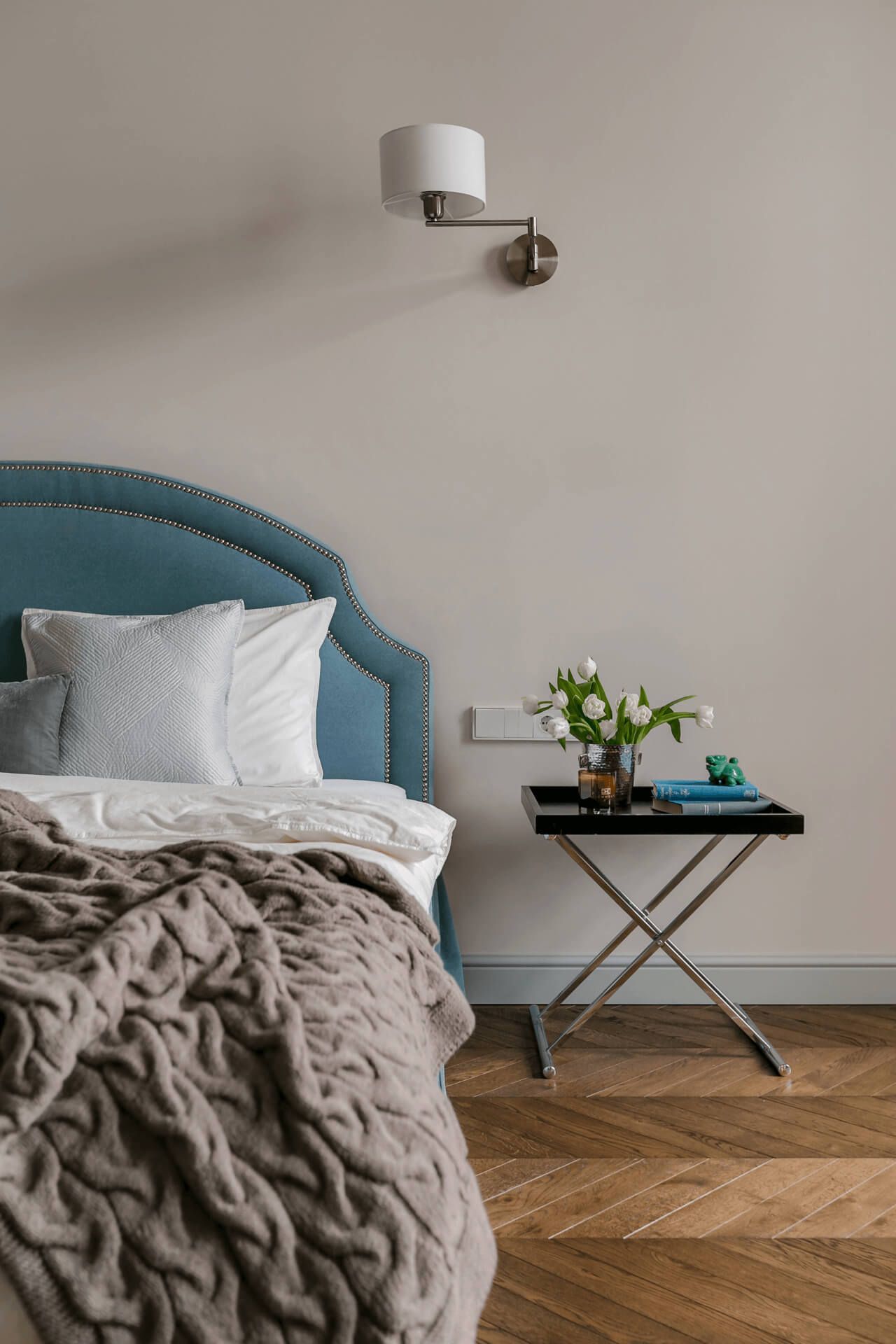 Спальня в класичному стилі з дубовим паркетом та кремовими стінами — Київ