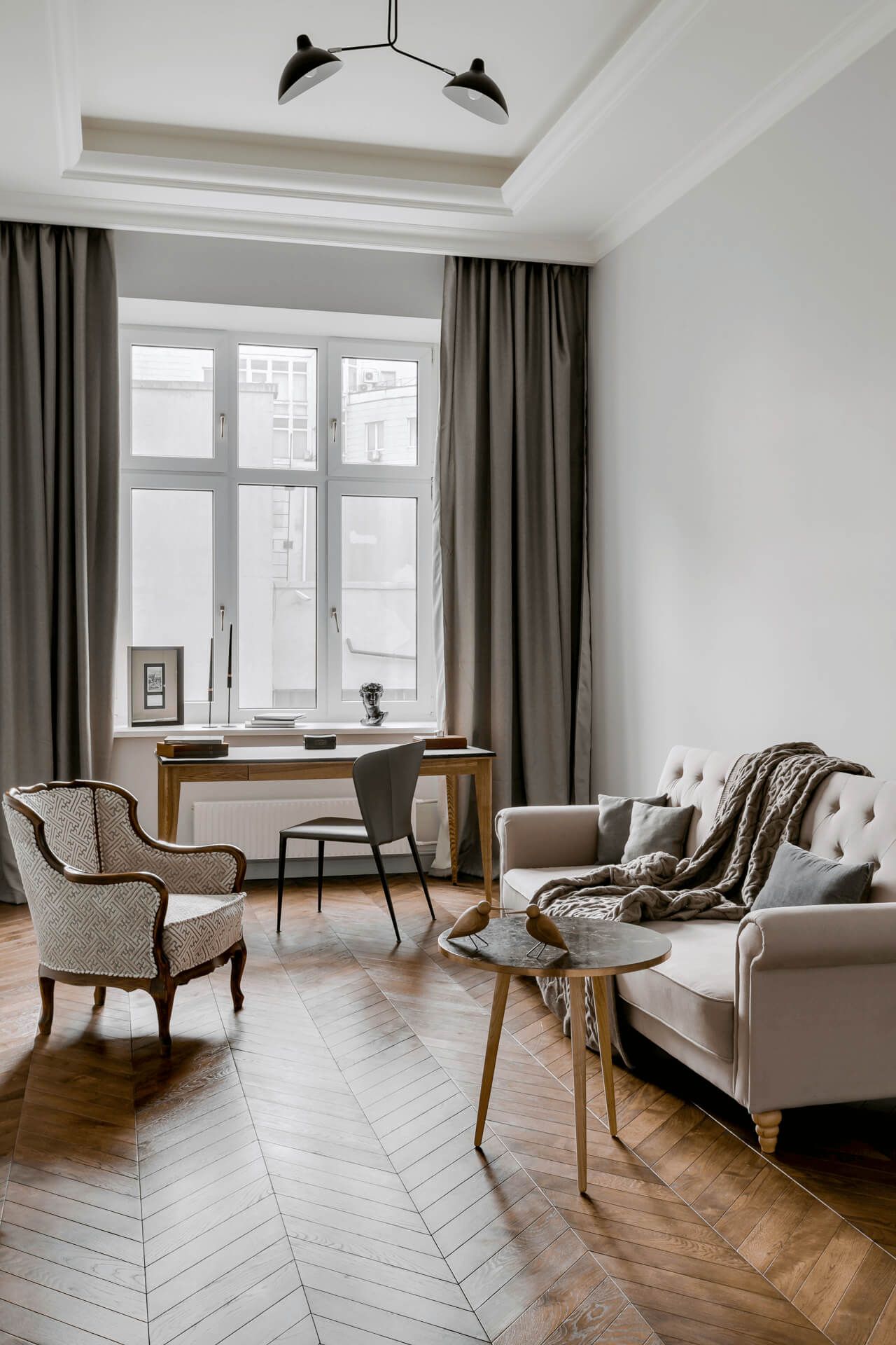 Кабінет у класичному стилі в квартирі з видом на Оперу — Київ, історичний будинок