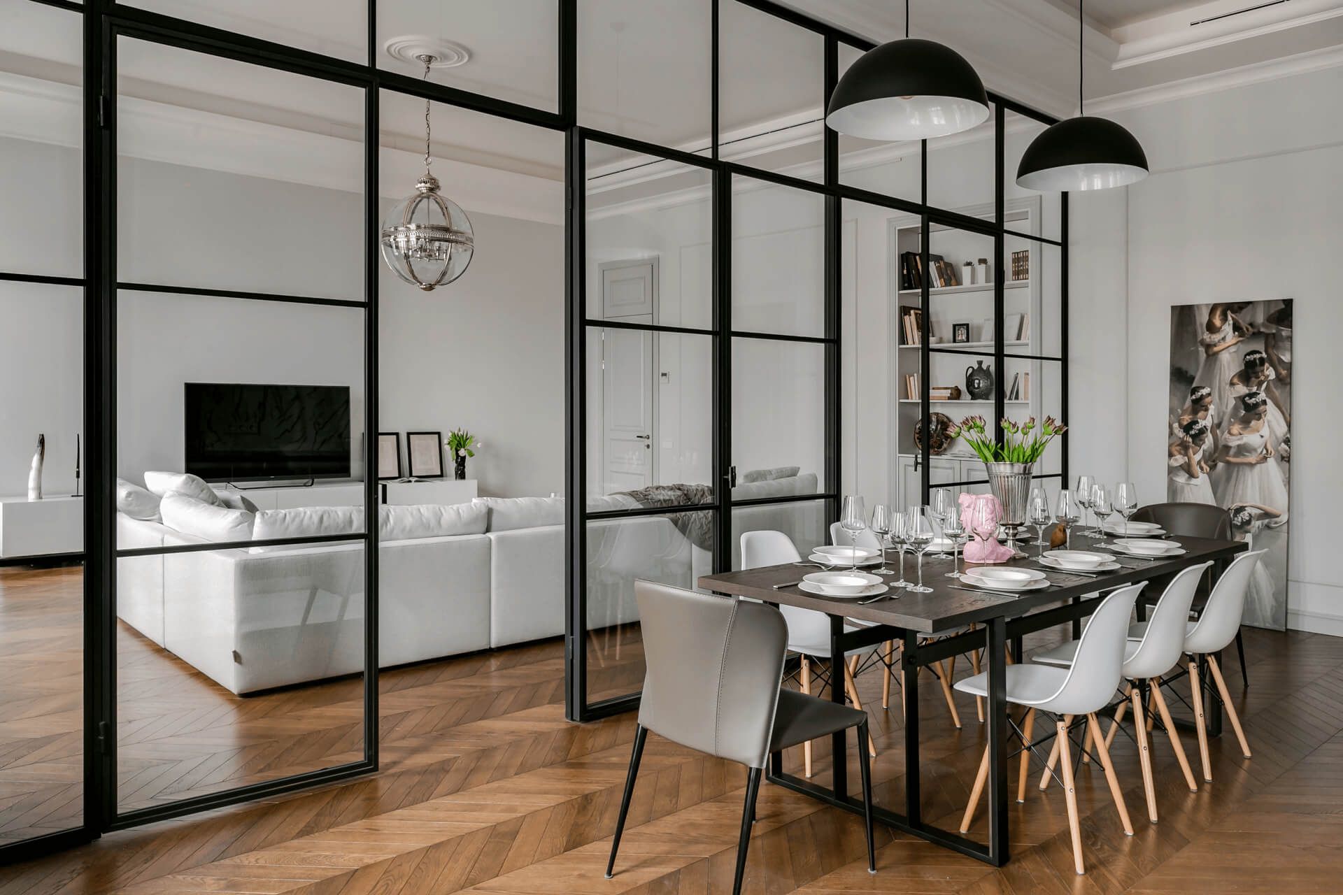 Скляна перегородка між кухнею та вітальнею в класичному інтер'єрі — Київ, старе місто