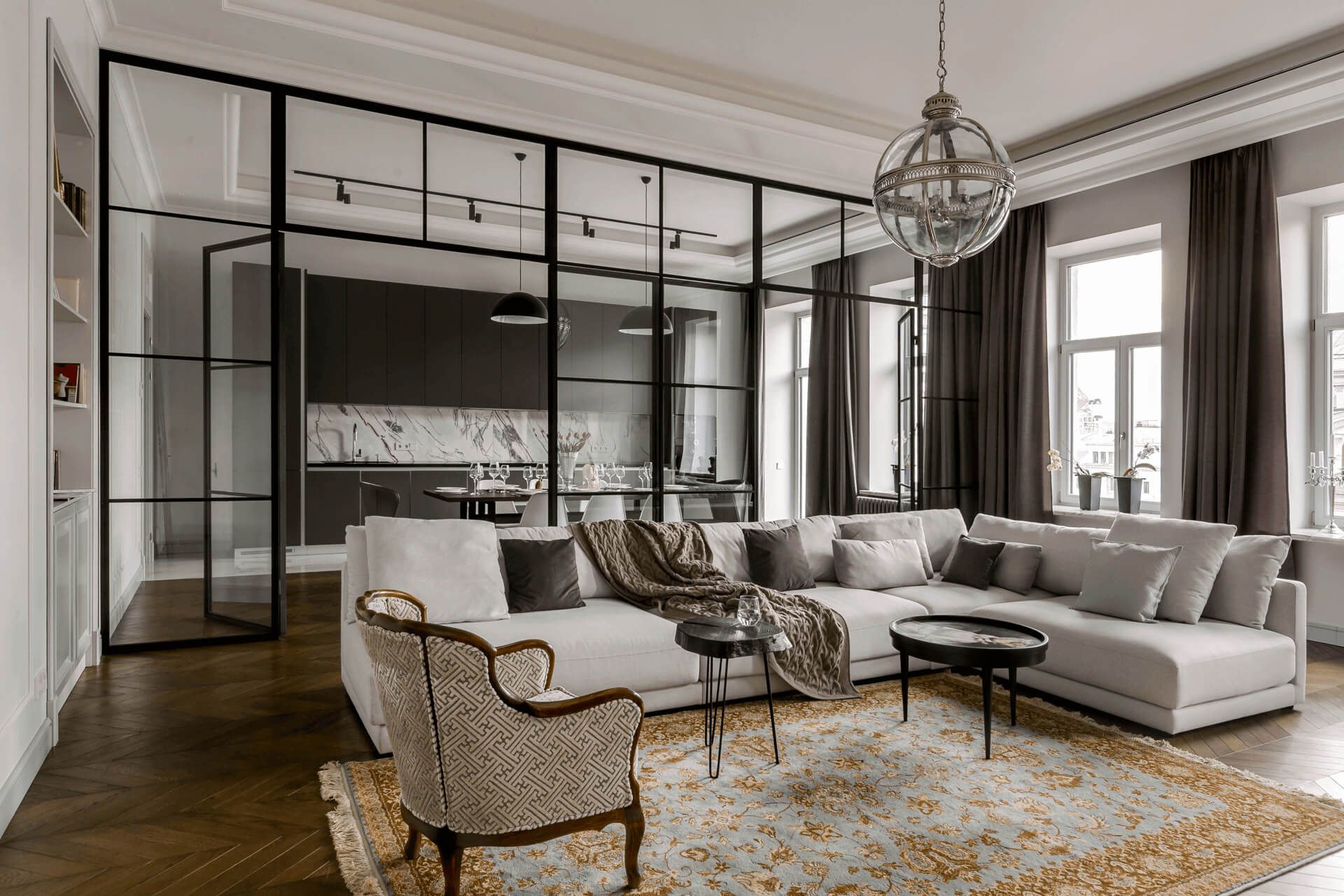 Вітальня в квартирі в історичному будинку — класичні меблі, Київ, старе місто