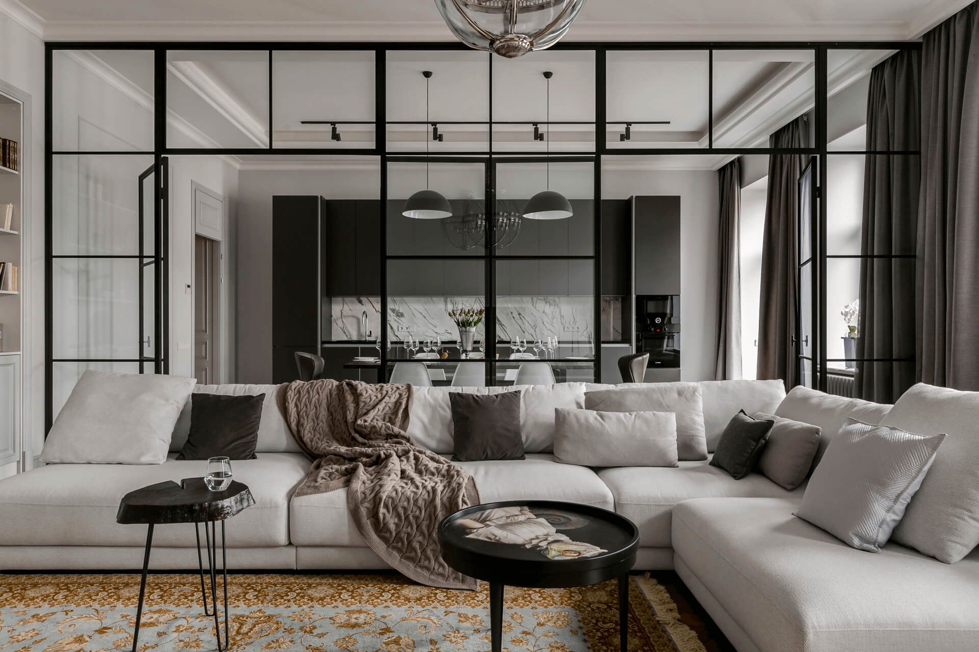 Інтер'єр вітальні в класичному стилі з високими стелями — дизайн квартири в Києві, біля Опери