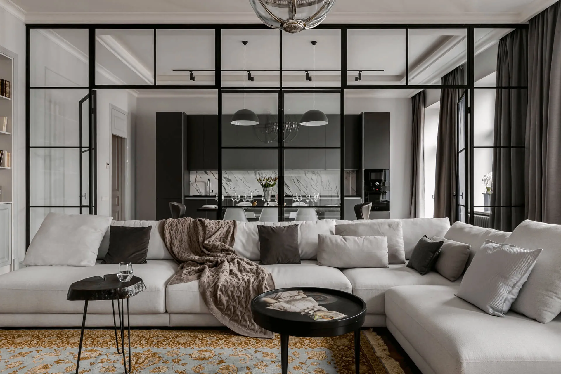 Інтер'єр вітальні в класичному стилі з високими стелями — дизайн квартири в Києві, біля Опери