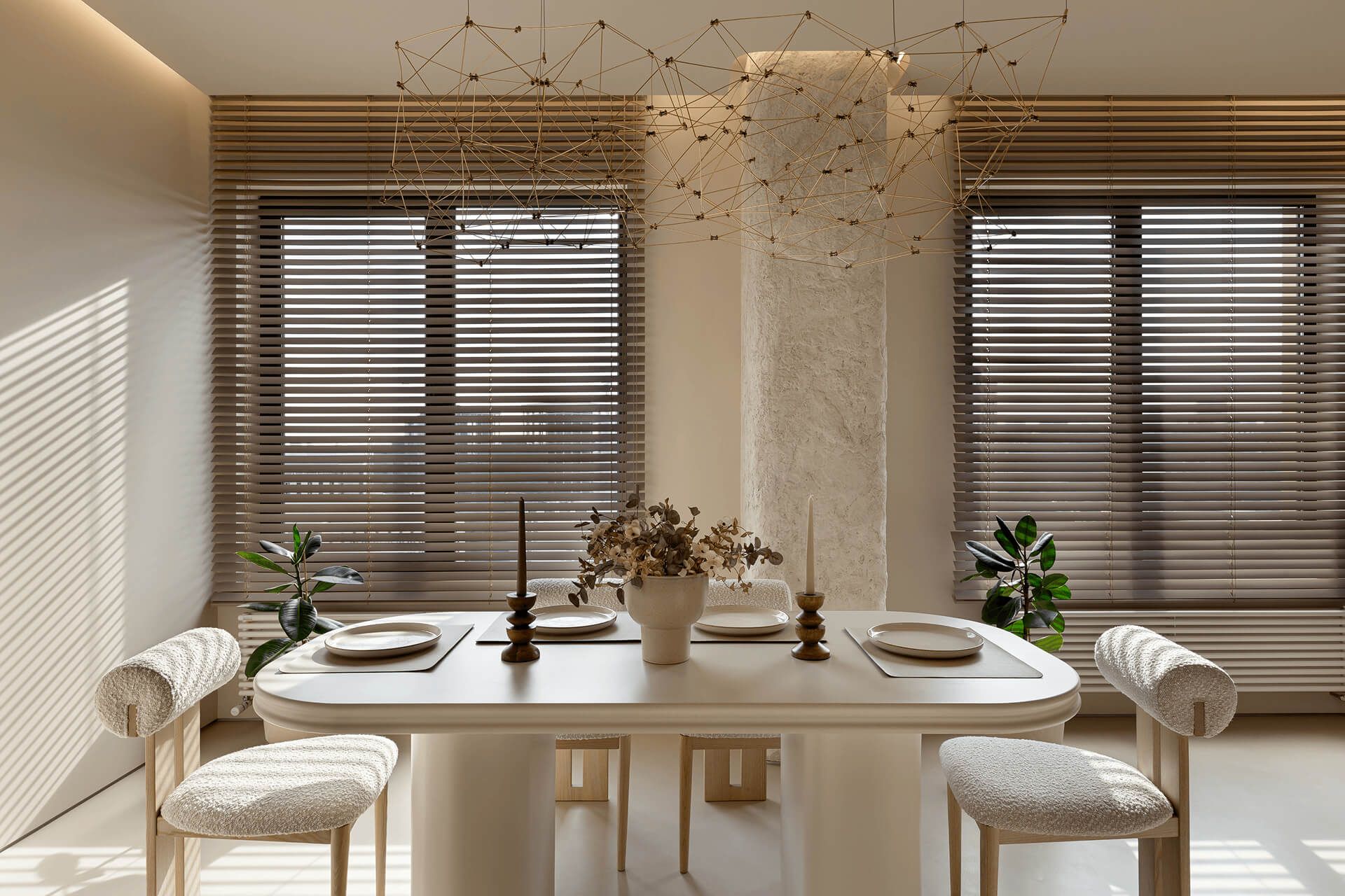 Мінімалістичний обідній стіл й м’які стільці зі спинками-валиками