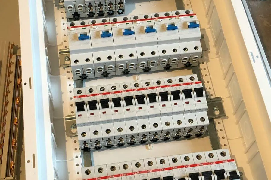 Внутрішнє наповнення електрощита: модульні захисні пристрої на DIN-рейках