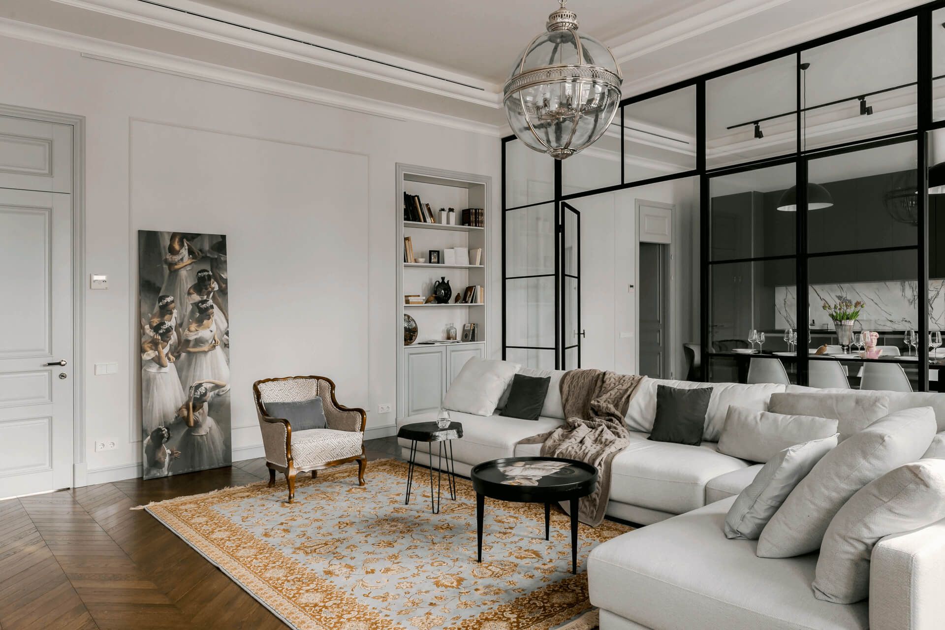 Елегантна вітальня з кремовими стінами та класичними меблями — Київ, історичний центр