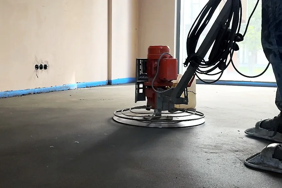 Використання затирочної машини для вирівнювання стяжки підлоги