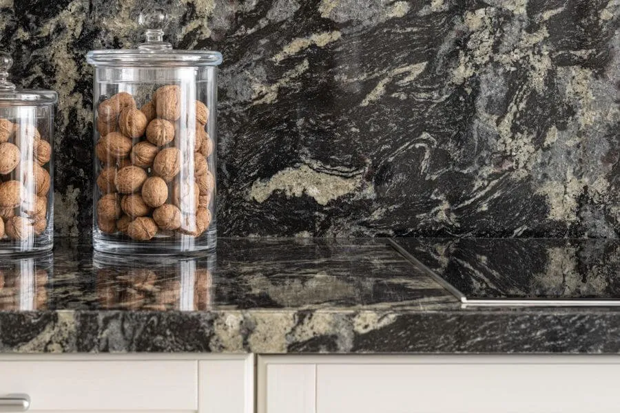 Стільниця і кухонний фартух з темного натурального граніту