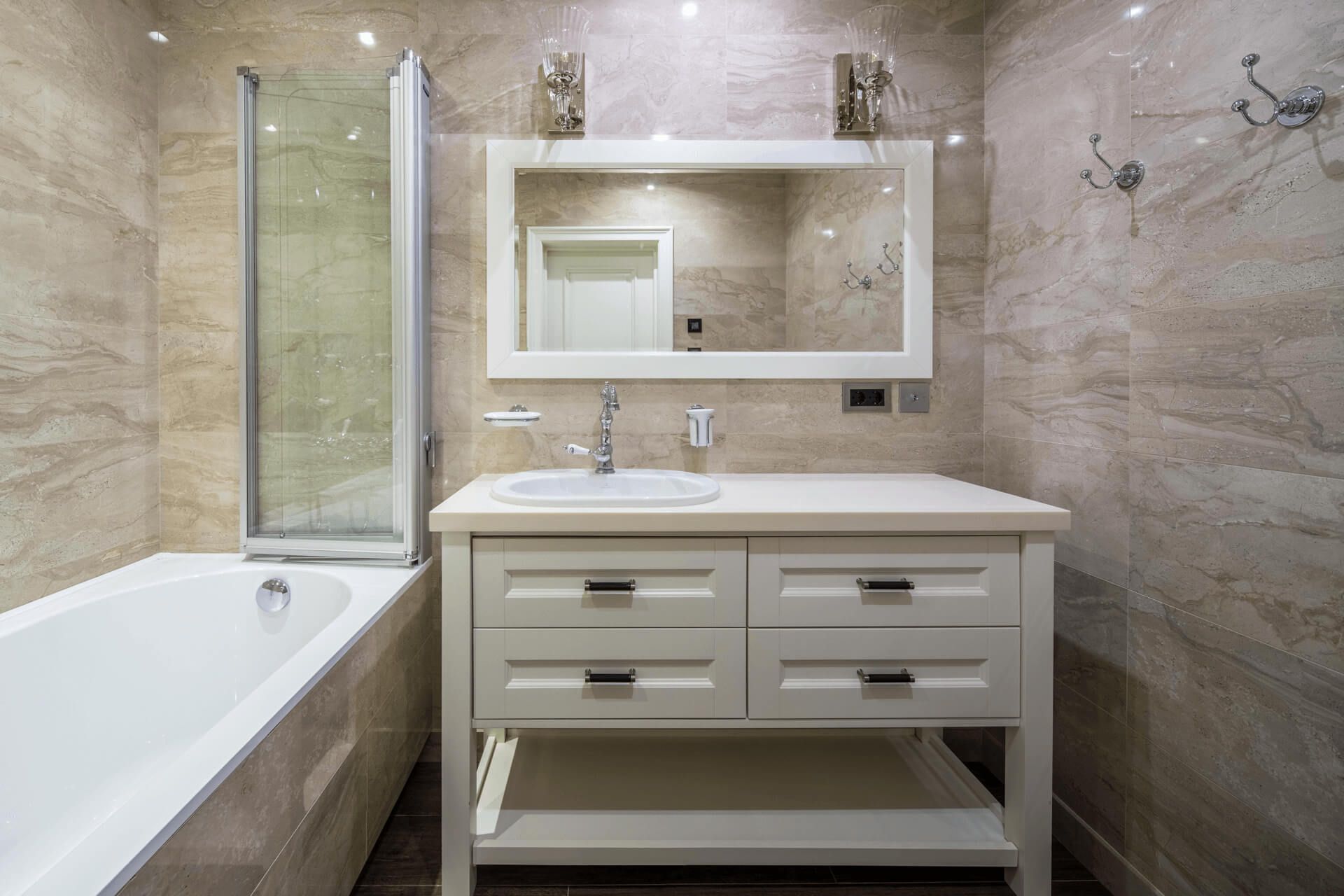 Гостьовий санвузол з білим умивальником, який вбудован у тумбу з шухлядами