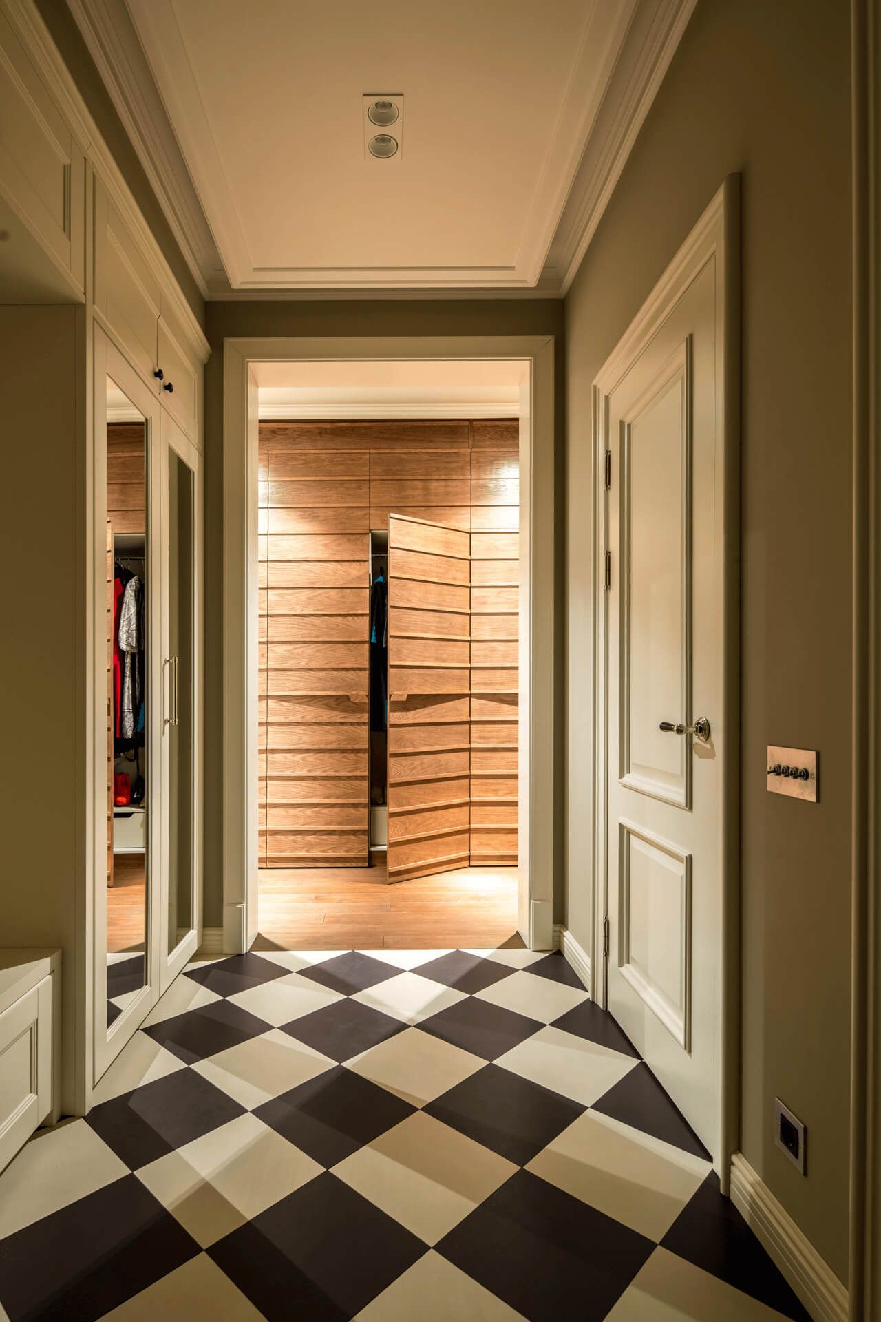 Передпокій з шахматною плиткою та дзеркальною шафою, Дніпровська набережна