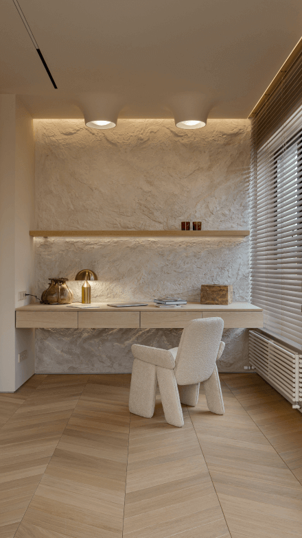 Робоча зона біля вікна, підвісна столешня з шуфлядками, стіна під скальну породу