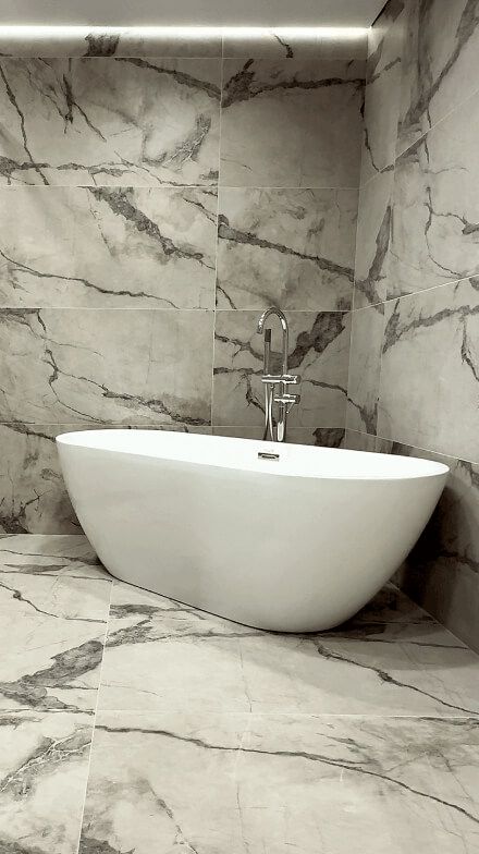 Санвузол, окремостояча ванна, змішувач з водопідведенням у підлозі, великоформатна плитка під білий мармур