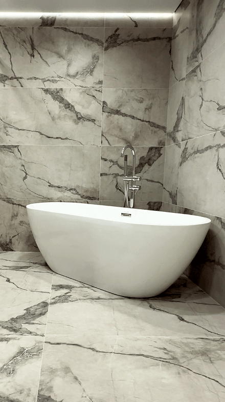Санвузол, окремостояча ванна, змішувач з водопідведенням у підлозі, великоформатна плитка під білий мармур