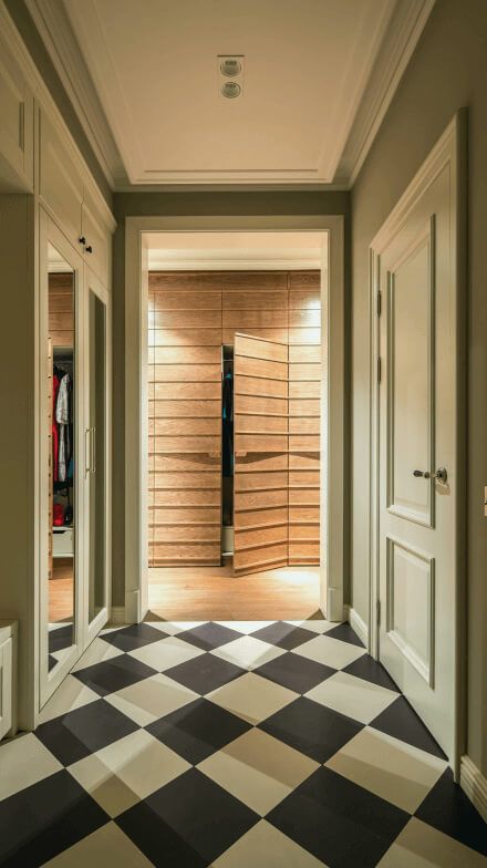 Коридор, біла-чорна плитка як шахматна дошка переходить у ламінат, декоративне оздоблення стін дерев'яними панелями