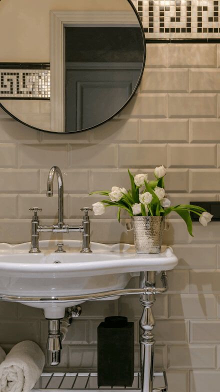 Хромований кран і змішувач у класичному стилі, велика раковина, глянцева плитка