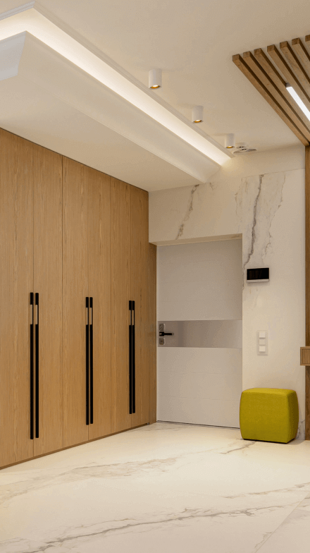 Інтер'єр передпокою, плитка під білий мармур на підлозі та стінах, вбудовані шафи з фасадами під світлу деревину