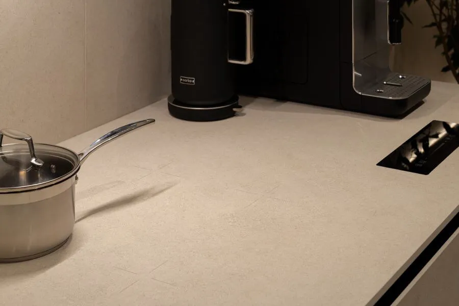 Керамогранітна стільниця Inalco Ananda Induction в кухонному інтер’єрі