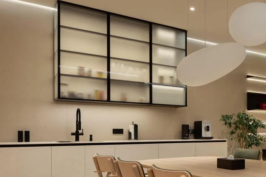 Фартух із широкоформатного матового керамограніту пісочного відтітнку та підвісна шафа з білим матованим склом