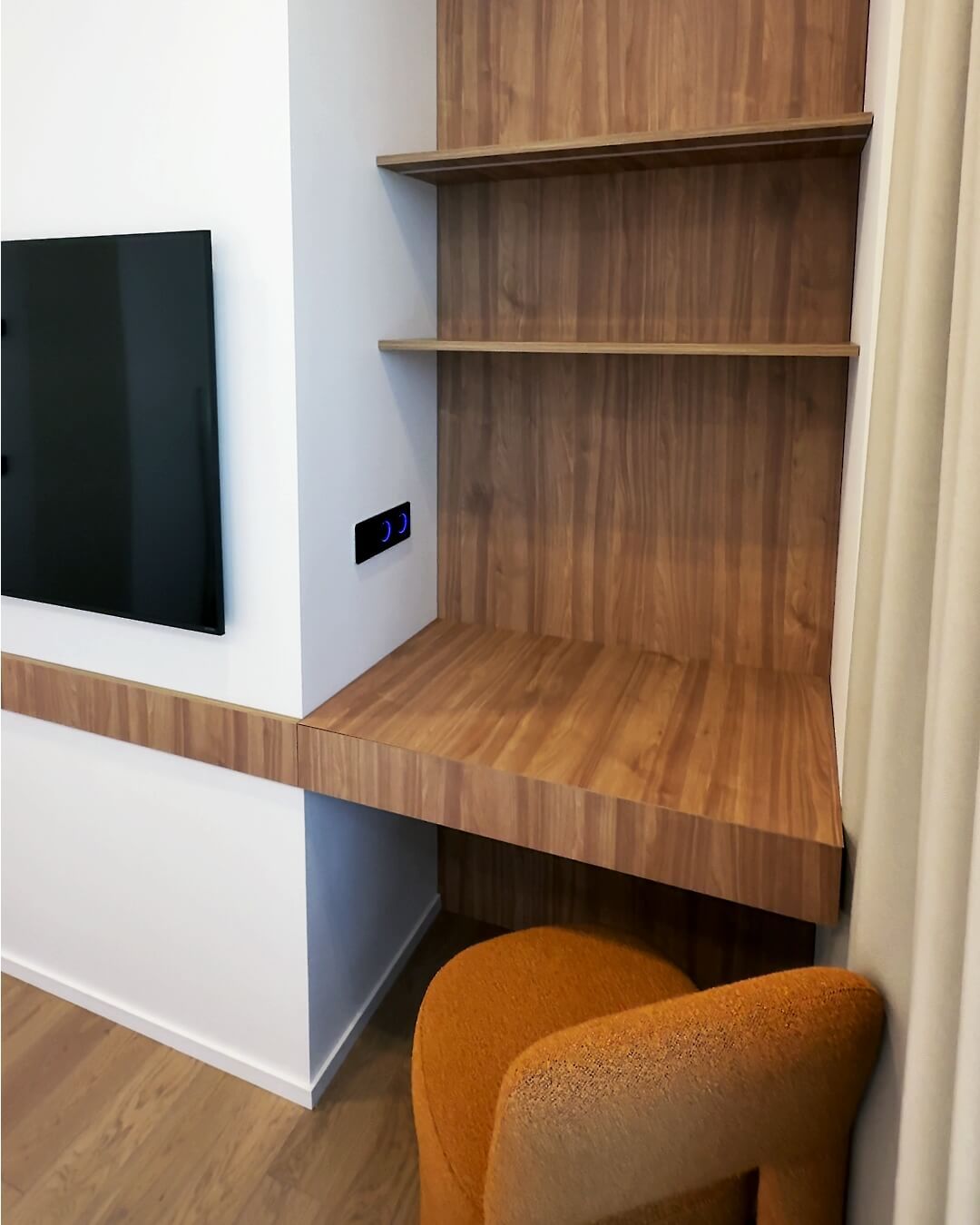 Зона для навчання у дитячій з навісним столикос і поличками зі шпонованого МДФ та теракотовим м'яким стільцем