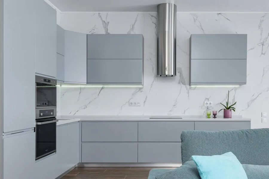 Стіна кухні облицьована широкоформатним керамогранітом з мармуровим малюнком