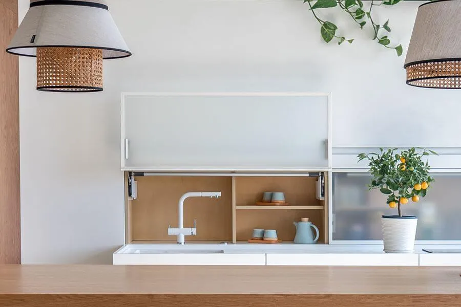 Кухонна ніша з підйомним фасадом та вбудованим змішувачем