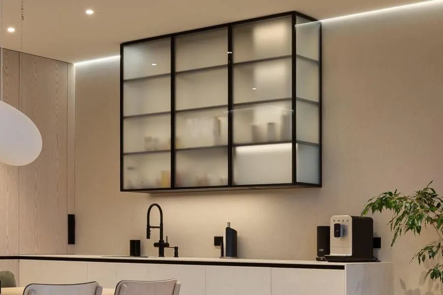 Кухня з фасадами зі шпону темної деревини, чорною стільницею і фартухом, вбудованою духовою шафою