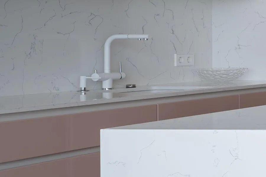 Стільниця і кухонний фартух зі світлого кварцового агломерату