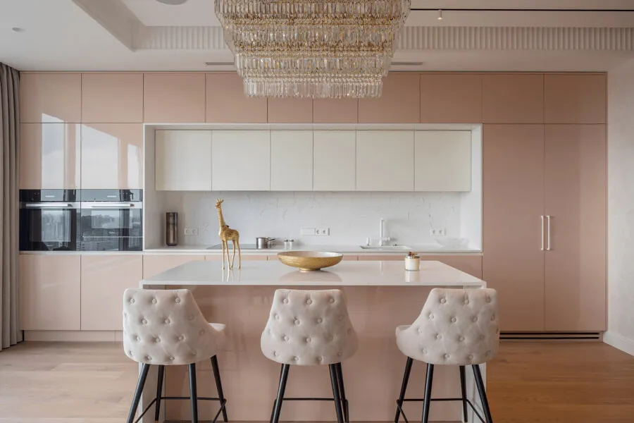 Кухня-вітальня реалізованого проєкту, бежеві фасади меблів, обідній стіл та крісла