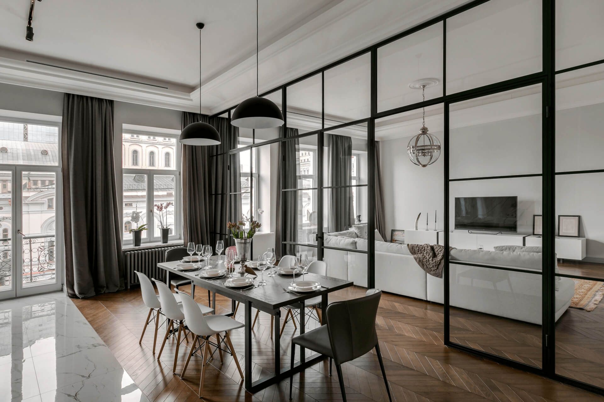 Кухня-вітальня зі скляною перегородкою — квартира з видом на Оперний театр, Київ