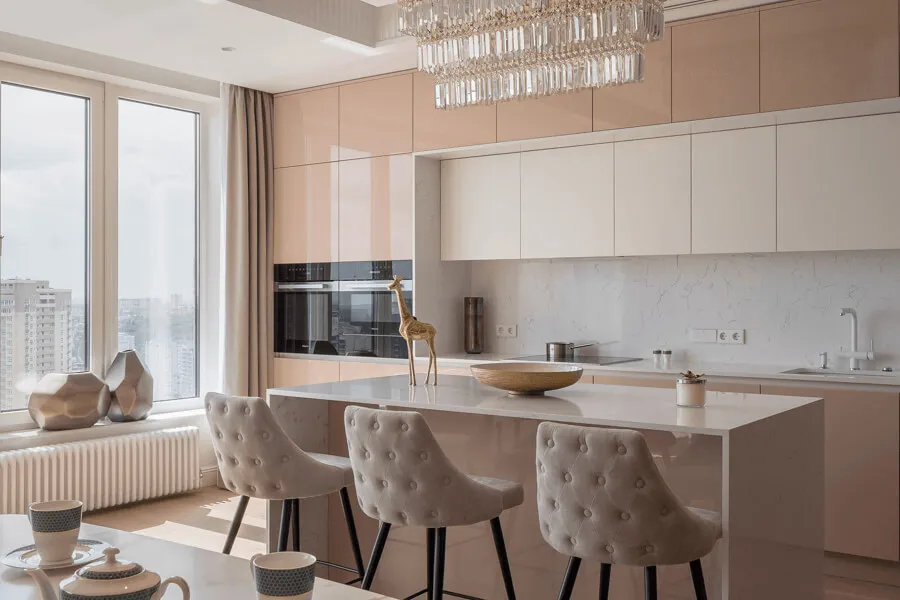 Кухня-вітальня, глянцеві фасади меблів, робоча зона з мармуру, стіл-острів та крісла