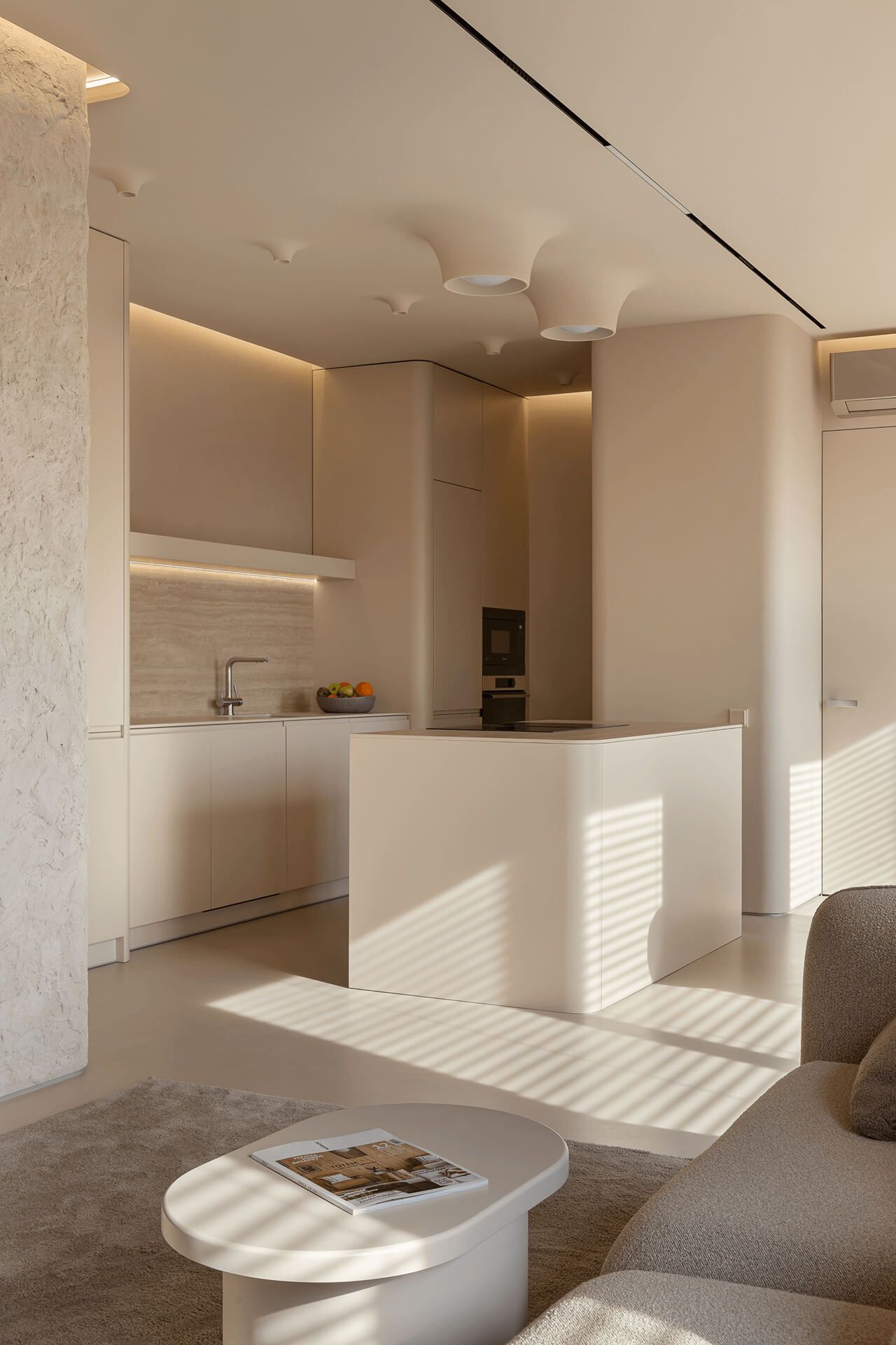 Кухня; шафи-пенали до стелі по боках, по середині без верхніх модулів; лінійна підсвітка; кухонний острів з варильною поверхнею