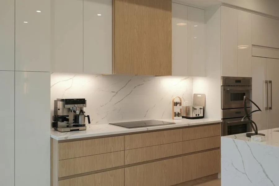 Кухня з комбінованими фасадами: білими верхніми шафами та дерев'яними нижніми модулями