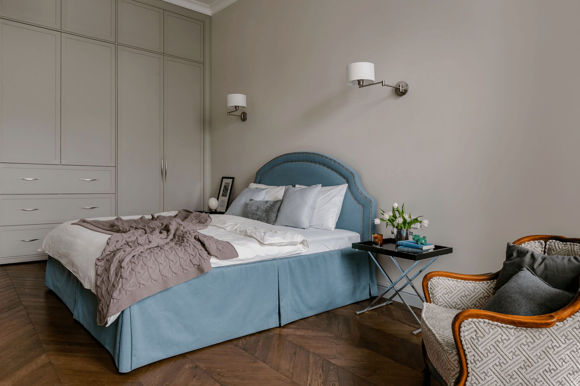 Світла спальня з фісташковими шафами та класичними меблями — дизайн інтер'єру, Київ